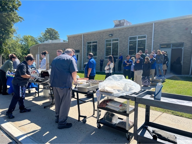 Great day for some homemade pizza! Our Oak culinary chefs used our new pizza ovens, cooking lunch for the entire faculty today! Thank you, Chef Ingemi, Chef Tavarez and Chef LaRocca! 